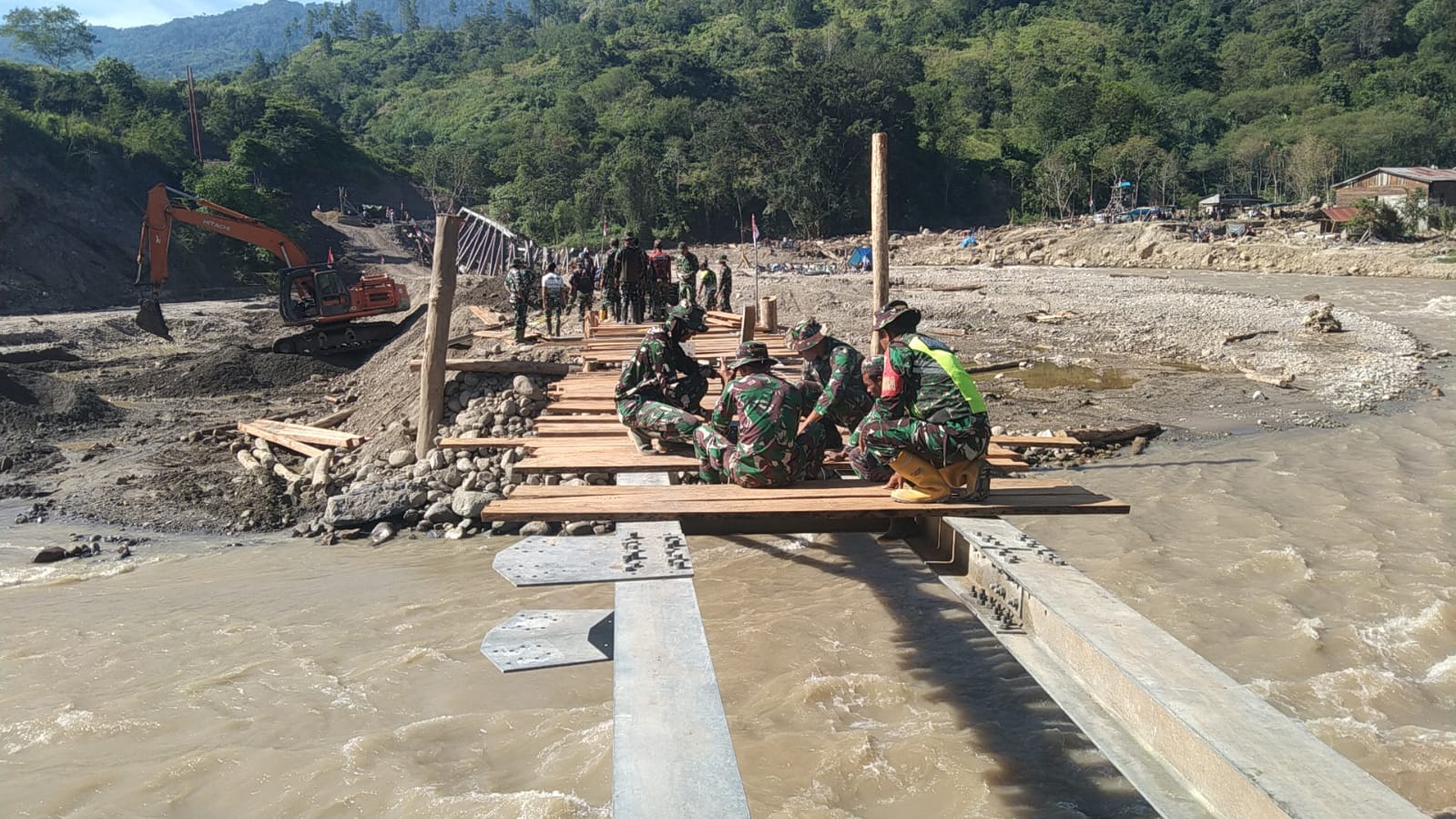 Satgas Gulbencal TNI Bangun Jembatan Darurat Pasca Banjir dan Longsor di Desa Burlah