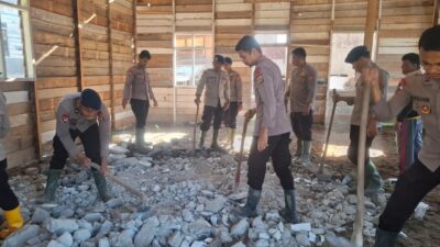 Polsek Silih Nara dan BKO Brimob Lanjutkan Pembersihan dan Pembangunan Meunasah Pasca Bencana