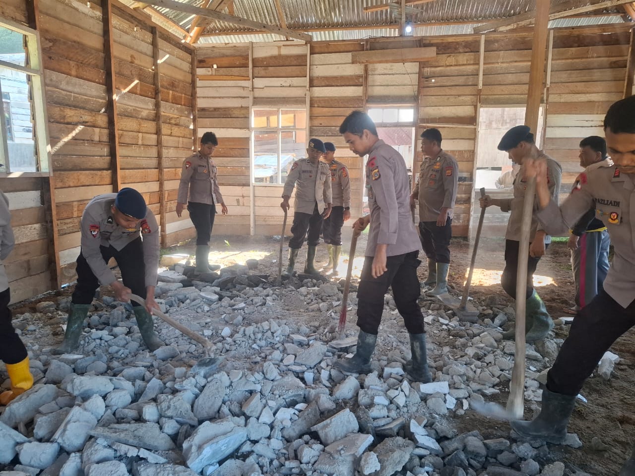 Polsek Silih Nara dan BKO Brimob Lanjutkan Pembersihan dan Pembangunan Meunasah Pasca Bencana