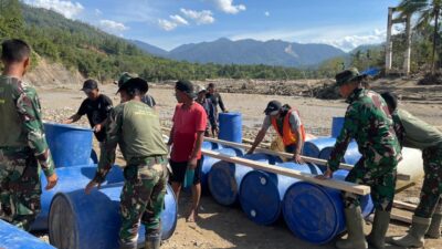 Satgas Gulbancal Kodim 0106/Aceh Tengah Bangun Jembatan Apung.