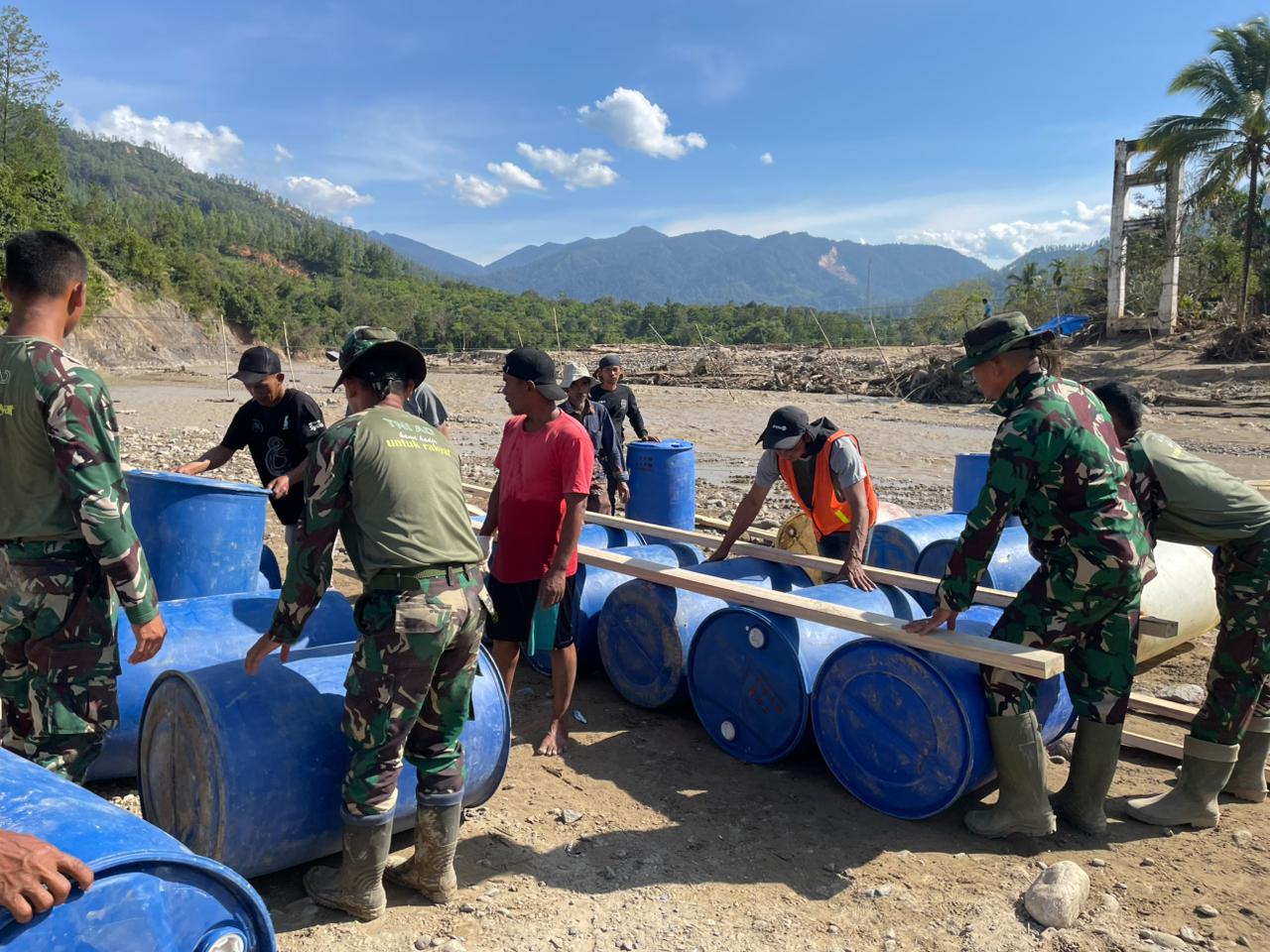 Satgas Gulbancal Kodim 0106/Aceh Tengah Bangun Jembatan Apung.