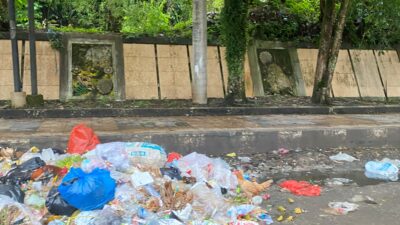 SAMPAH BERSERAKAN Dampak lain dari Pedagang Musiman di Titik Nol Lintas Sumatera Dusun Bangko 