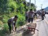 Polsek Silih Nara Bersama Brimob Polda Aceh dan Warga Lanjutkan Gotong Royong Pasca Longsor