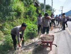 Polsek Silih Nara Bersama Brimob Polda Aceh dan Warga Lanjutkan Gotong Royong Pasca Longsor