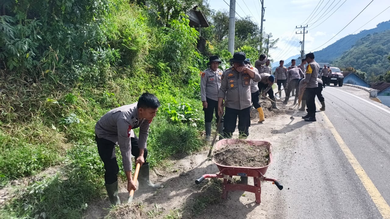 Polsek Silih Nara Bersama Brimob Polda Aceh dan Warga Lanjutkan Gotong Royong Pasca Longsor