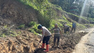 Sinergi di Medan Bencana, TNI–Polri dan Masyarakat Bersatu Pulihkan Akses Jalan Glumpang Payung