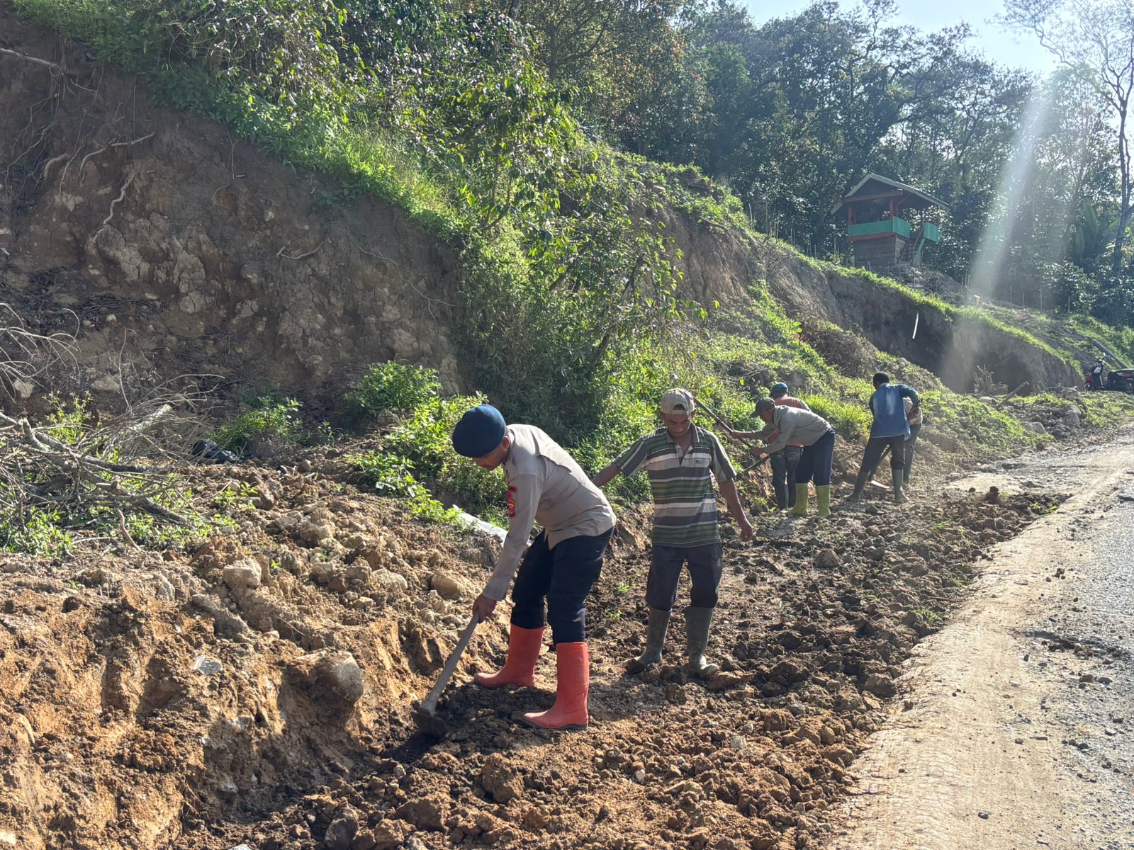 Sinergi di Medan Bencana, TNI–Polri dan Masyarakat Bersatu Pulihkan Akses Jalan Glumpang Payung
