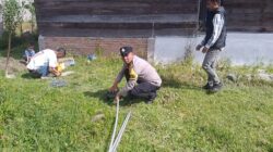 Kapolsek Bebesen Distribusikan dan Pasang Pompa Air Bantuan Polri di Kampung Mongal