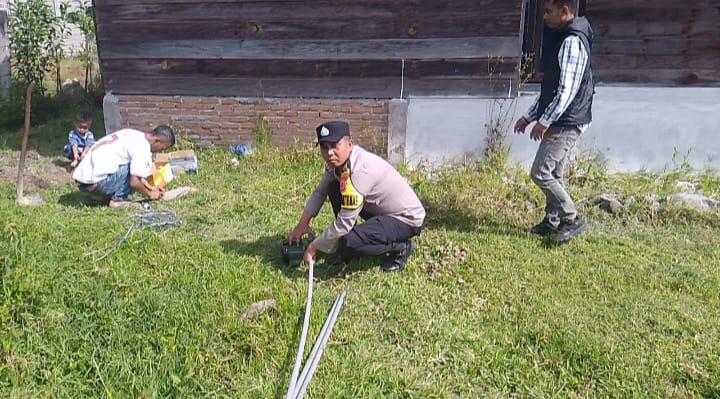 Kapolsek Bebesen Distribusikan dan Pasang Pompa Air Bantuan Polri di Kampung Mongal