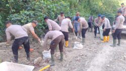Tanpa Kenal Lelah, Polsek Silih Nara Bersama Brimob Polda Aceh Terus Giatkan Gotong Royong Pasca Bencana