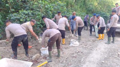 Tanpa Kenal Lelah, Polsek Silih Nara Bersama Brimob Polda Aceh Terus Giatkan Gotong Royong Pasca Bencana