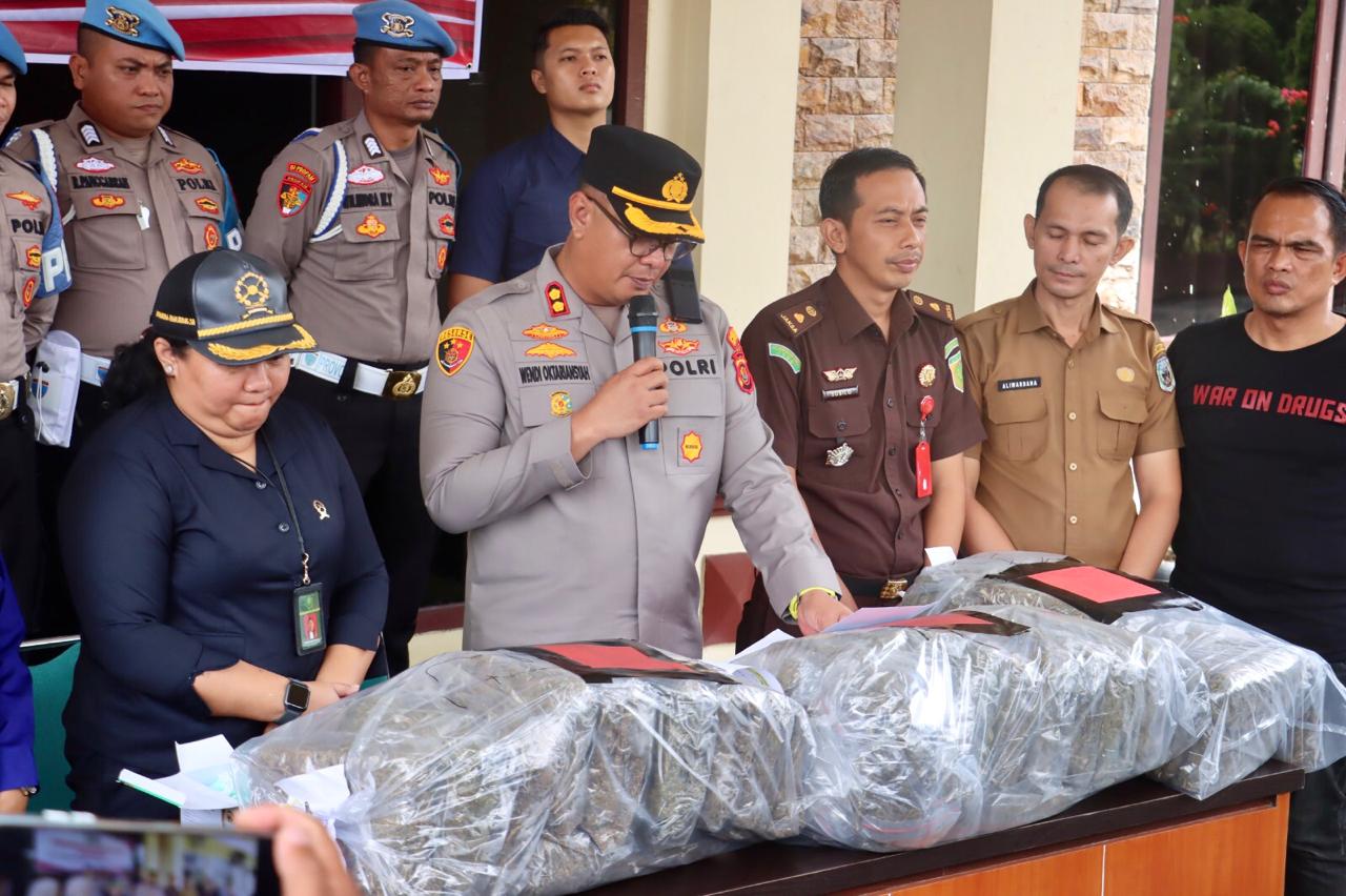 Press Liris !! Polres Sarolangun Ungkap Kasus Ganja 40 Kg, Sita Barang Bukti dan Kejar Pelaku Hingga ke Bandar Lampung.