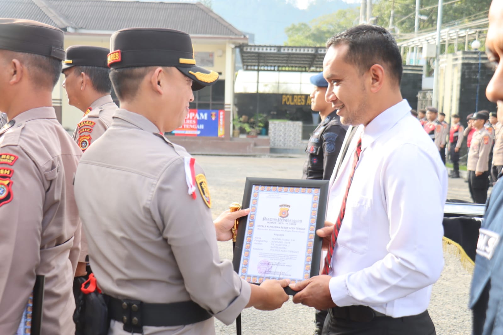 Kapolres Aceh Tengah Pimpin Apel Pemberian Penghargaan Personel dan Purna Bakti