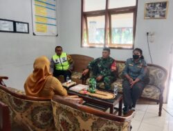 Implementasikan Metode Binter, Babinsa Danukusuman dan Bhabinkamtibmas Kunjungi Sekolahan