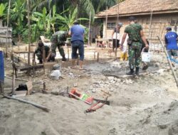 Ringankan Beban, Babinsa Bantu Warga Bangun Rumah di Desa Binaan