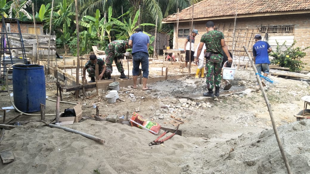 Ringankan Beban, Babinsa Bantu Warga Bangun Rumah di Desa Binaan
