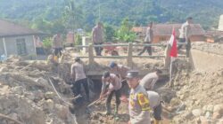 Polsek Silih Nara Bersama Brimob Polda Aceh Lanjutkan Pembersihan Akses Jalan dan Gorong-Gorong Pasca Bencana