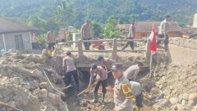 Polsek Silih Nara Bersama Brimob Polda Aceh Lanjutkan Pembersihan Akses Jalan dan Gorong-Gorong Pasca Bencana