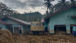 Polsek Linge Bersama Brimob dan Warga Gotong Royong Bersihkan Permukiman Pasca Banjir