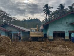 Polsek Linge Bersama Brimob dan Warga Gotong Royong Bersihkan Permukiman Pasca Banjir