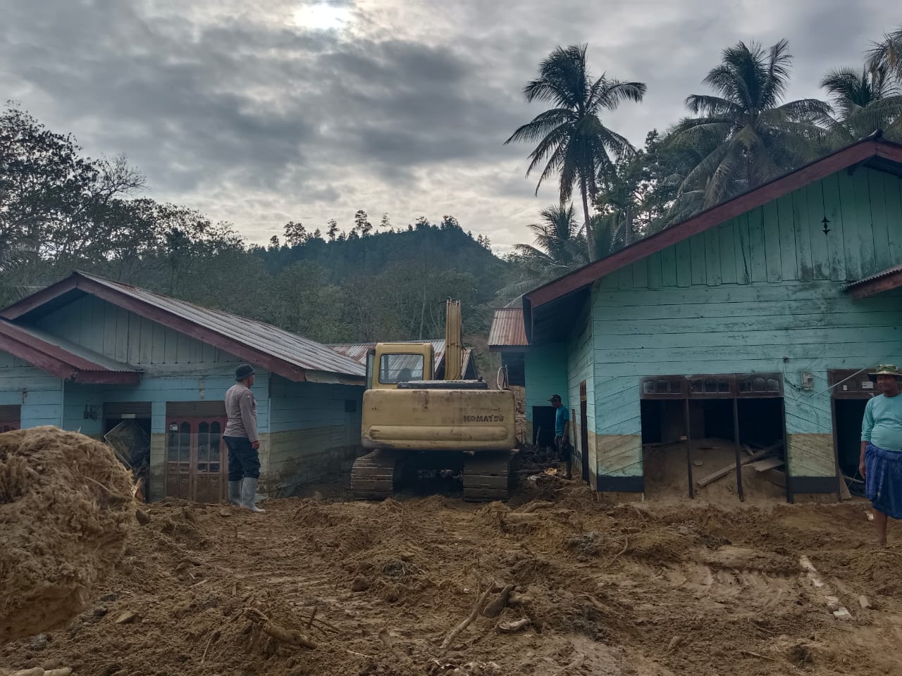 Polsek Linge Bersama Brimob dan Warga Gotong Royong Bersihkan Permukiman Pasca Banjir