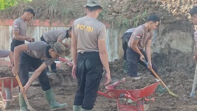 Polres Aceh Tengah dan Brimob Polda Aceh Gotong Royong Bersihkan Fasilitas Umum Pertashop