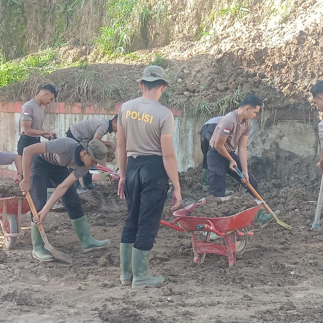 Polres Aceh Tengah dan Brimob Polda Aceh Gotong Royong Bersihkan Fasilitas Umum Pertashop