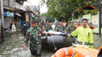 Kodim 0502/Jakarta Utara Hadir Bantu Warga Terdampak Banjir Di Kapuk Muara