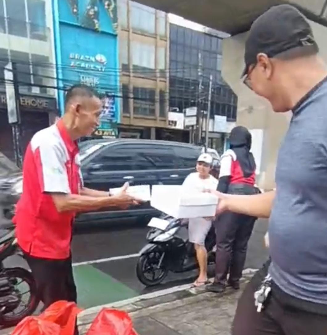 ‎Manisnya Berbagi: Saat Insan BRILian Fatmawati Turun ke Jalan