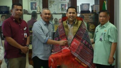 (Pj) Sekretaris Daerah Provinsi Sumatera Utara Sulaiman Harahap, secara khusus memberikan prosesi adat ‘Mengulosi’ kepada Bupati Merangin H M Syukur. (Pj) Sekretaris Daerah Provinsi Sumatera Utara Sulaiman Harahap, secara khusus memberikan prosesi adat ‘Mengulosi’ kepada Bupati Merangin H M Syukur.