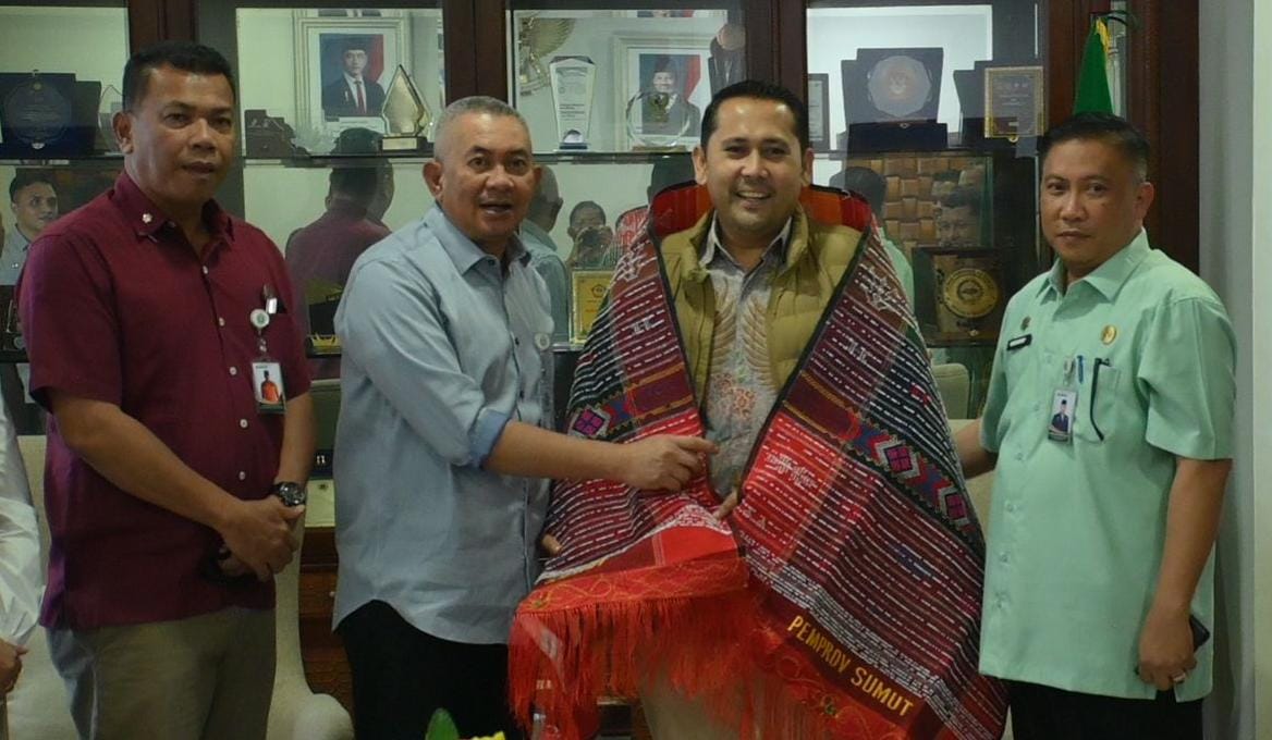  (Pj) Sekretaris Daerah Provinsi Sumatera Utara Sulaiman Harahap, secara khusus memberikan prosesi adat ‘Mengulosi’ kepada Bupati Merangin H M Syukur.