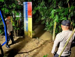 Inten Personil Piket Polsek Rangkasbitung Polres Lebak Pantau Debit Air Sungai Ciujung