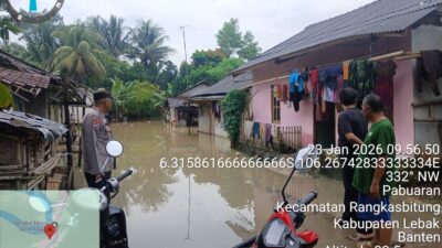 Personil Polsek Rangkasbitung Polres Lebak Cek Rumah Warga Terendam Air Luapan Sungai Ciujung,Akibat Intensitas Hujan Tinggi Personil Polsek Rangkasbitung Polres Lebak Cek Rumah Warga Terendam Air Luapan Sungai Ciujung,Akibat Intensitas Hujan Tinggi