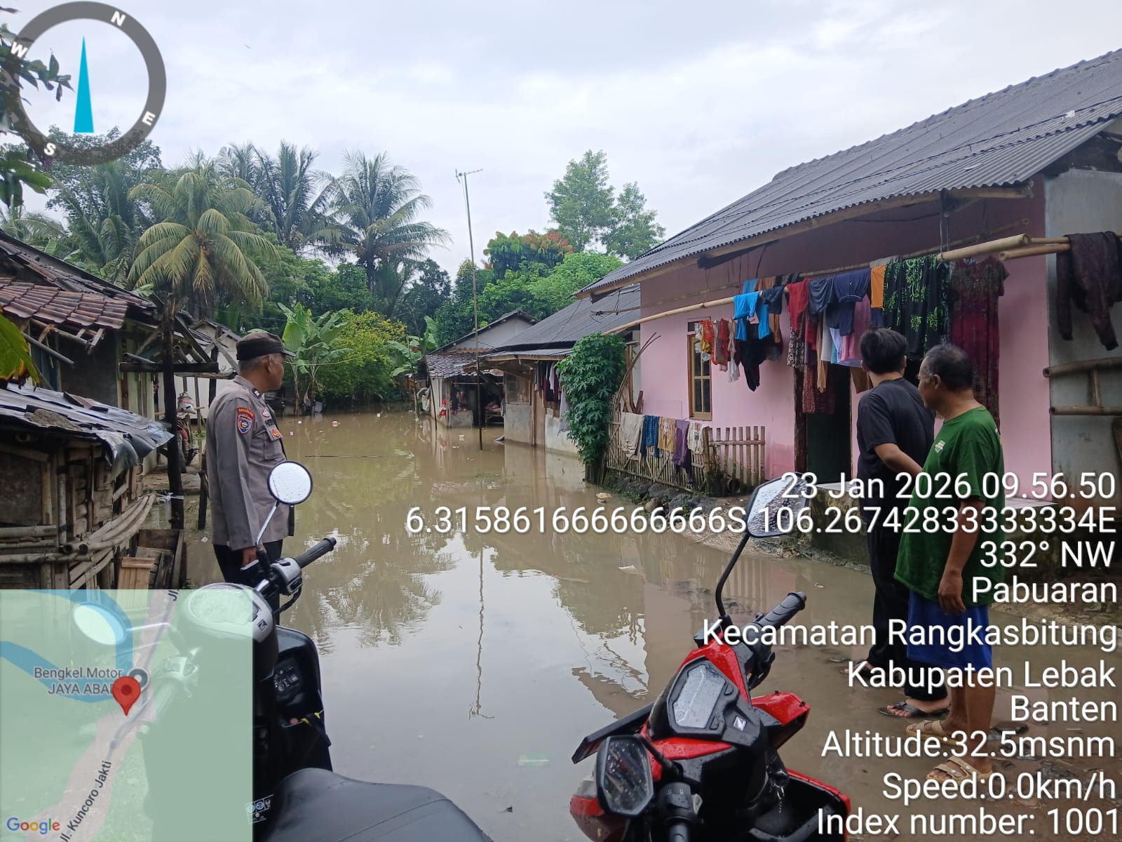 Personil Polsek Rangkasbitung Polres Lebak Cek Rumah Warga Terendam Air Luapan Sungai Ciujung,Akibat Intensitas Hujan Tinggi