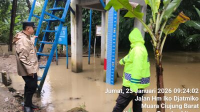 Personil Piket Polsek Rangkasbitung Polres Lebak Pantau Debit Air Sungai Ciujung-Ciberang Personil Piket Polsek Rangkasbitung Polres Lebak Pantau Debit Air Sungai Ciujung-Ciberang