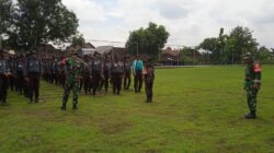 Babinsa Ajarkan Baris Berbaris kepada Siswa SMK untuk Menjaga Kekompakan Babinsa Ajarkan Baris Berbaris kepada Siswa SMK untuk Menjaga Kekompakan