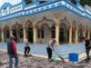 Jaga Kebersihan Rumah Ibadah, Polsek Silih Nara Gotong Royong Bersama Warga di Masjid