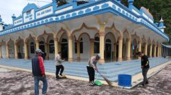 Jaga Kebersihan Rumah Ibadah, Polsek Silih Nara Gotong Royong Bersama Warga di Masjid Jaga Kebersihan Rumah Ibadah, Polsek Silih Nara Gotong Royong Bersama Warga di Masjid