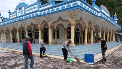 Jaga Kebersihan Rumah Ibadah, Polsek Silih Nara Gotong Royong Bersama Warga di Masjid Jaga Kebersihan Rumah Ibadah, Polsek Silih Nara Gotong Royong Bersama Warga di Masjid