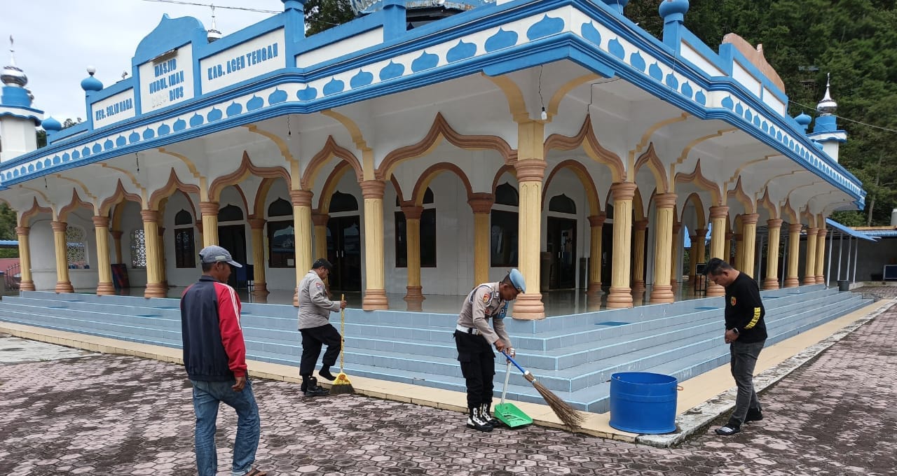Jaga Kebersihan Rumah Ibadah, Polsek Silih Nara Gotong Royong Bersama Warga di Masjid