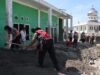 Polres Bener Meriah, Brimob dan Warga Gotong Royong Bersihkan Sisa Banjir Bandang di Gedung TPA Lampahan Timur
