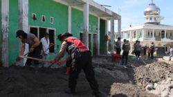 Polres Bener Meriah, Brimob dan Warga Gotong Royong Bersihkan Sisa Banjir Bandang di Gedung TPA Lampahan Timur