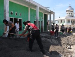 Polres Bener Meriah, Brimob dan Warga Gotong Royong Bersihkan Sisa Banjir Bandang di Gedung TPA Lampahan Timur