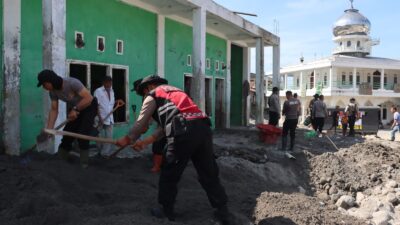 Polres Bener Meriah, Brimob dan Warga Gotong Royong Bersihkan Sisa Banjir Bandang di Gedung TPA Lampahan Timur