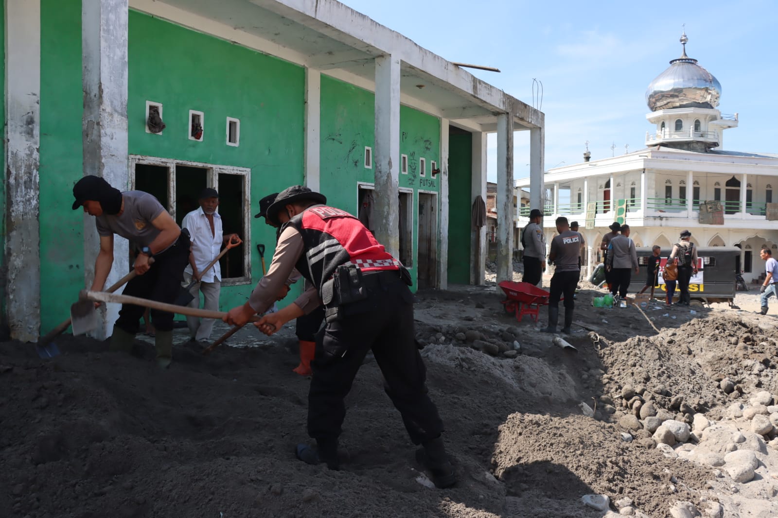 Polres Bener Meriah, Brimob dan Warga Gotong Royong Bersihkan Sisa Banjir Bandang di Gedung TPA Lampahan Timur