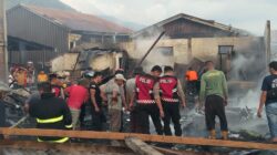 Respon Cepat Polres Aceh Tengah Datangi Lokasi Kebakaran, Lakukan Pengamanan dan Bantu Pemadaman