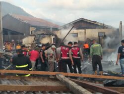 Respon Cepat Polres Aceh Tengah Datangi Lokasi Kebakaran, Lakukan Pengamanan dan Bantu Pemadaman