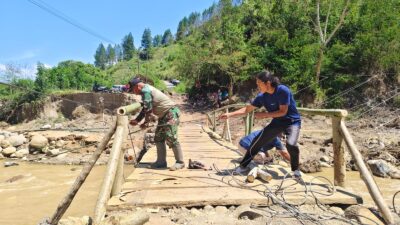 Babinsa Koramil 08/Silih Nara Gotong Royong Bangun Jembatan Darurat di Desa Terang Engon