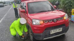 Personel Satlantas Polresta Bandara Soetta membantu Pengemudi grab yang Pecah Ban dan mengantarkan Penumpangnya menghindari keterlambatan ke Terminal 2 Bandara Soetta.