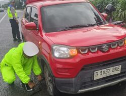 Personel Satlantas Polresta Bandara Soetta membantu Pengemudi grab yang Pecah Ban dan mengantarkan Penumpangnya menghindari keterlambatan ke Terminal 2 Bandara Soetta.